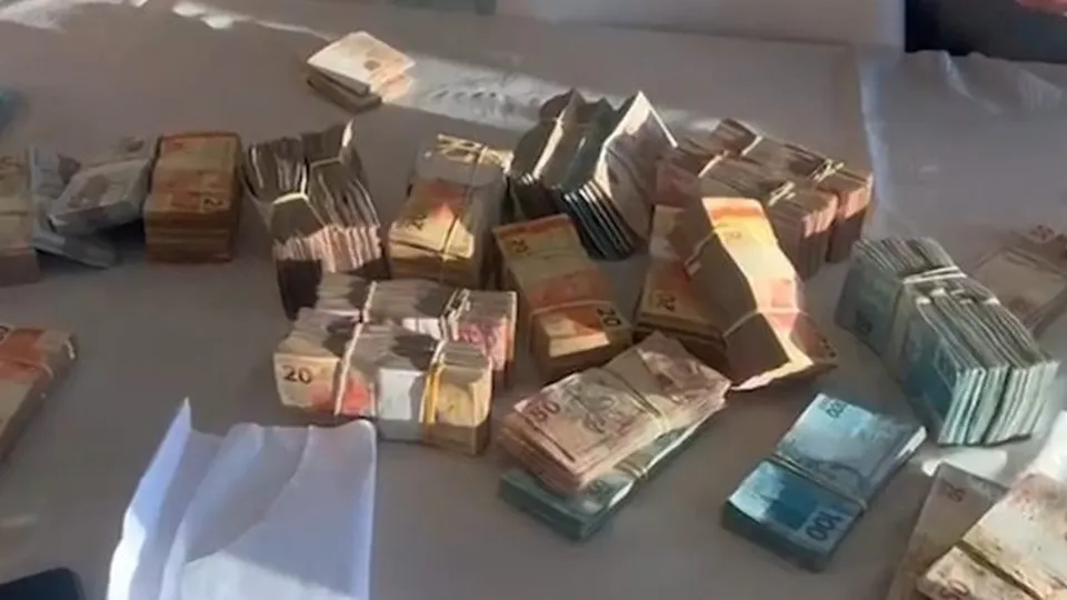 Josué Aprigio, ex-prefeito de Taboão da Serra, é alvo de investigação por atentado forjado e tem origem do dinheiro desconhecida.