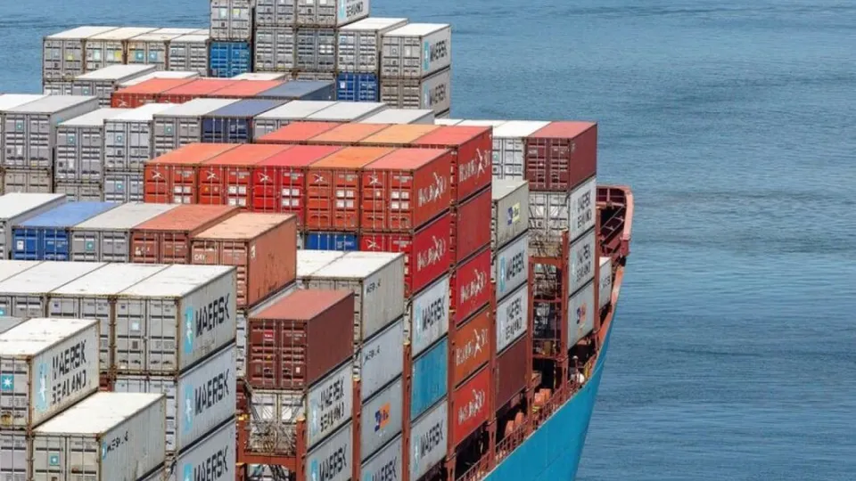 O superávit é resultado de exportações de US$ 5,45 bilhões e importações de US$ 5,33 bilhões, segundo o MDIC.