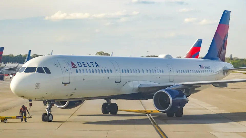 Passageiros da Delta Air Lines foram obrigados a evacuar o avião no Aeroporto de Atlanta após fumaça ser detectada na cabine.