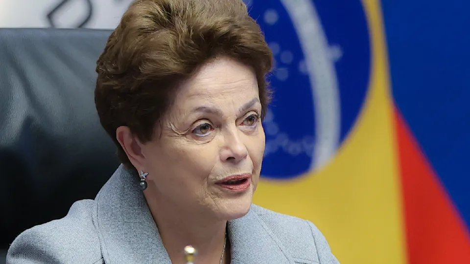 Dilma Rousseff, atual presidente do Novo Banco de Desenvolvimento, apresenta sintomas de pressão alta e permanece sob cuidados médicos.