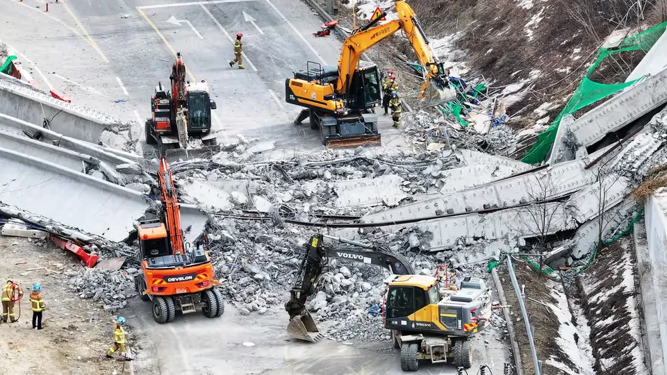 Tragédia ocorreu em Anseong, onde parte de uma rodovia em construção desabou, resultando em busca por mais vítimas.