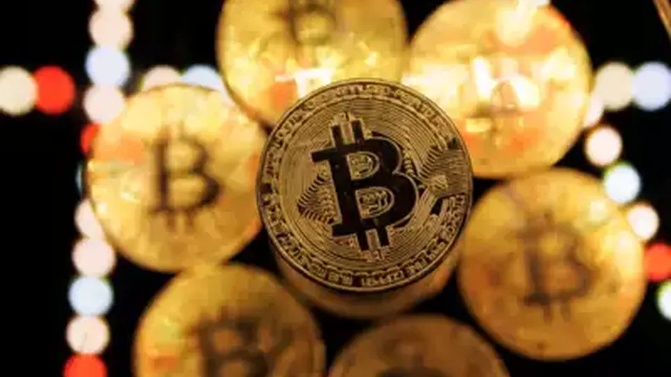 A criptomoeda Bitcoin caiu para $88.245, seu menor valor desde novembro, refletindo um clima de pessimismo no mercado.