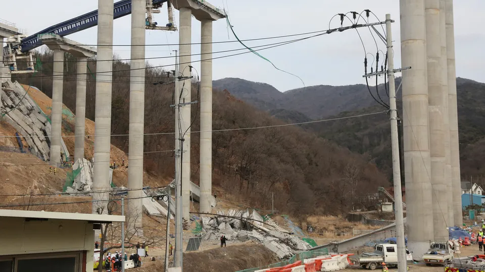 Estrutura desabou durante obras em rodovia, deixando trabalhadores soterrados