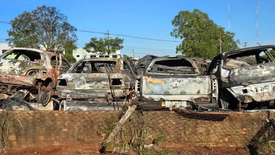 Cerca de 30 carros foram destruídos pelo fogo em incidente na madrugada desta terça-feira (25)