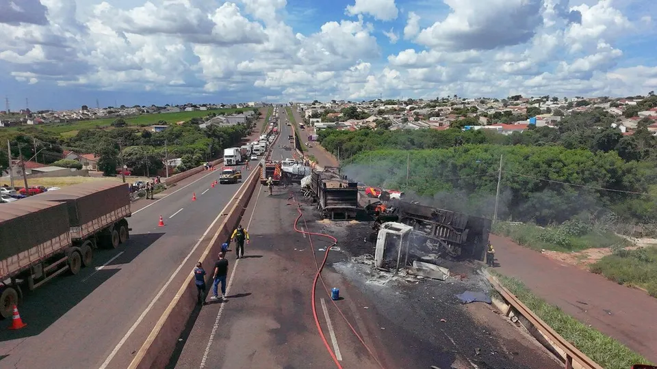 Duas pessoas morreram e uma foi socorrida após colisão entre caminhões na BR-376, em Maringá; Samu e PRF estão no local.