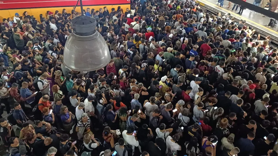 Uma falha de sinalização na Linha 3-Vermelha do Metrô de São Paulo levou passageiros a descerem nos trilhos, gerando superlotação.