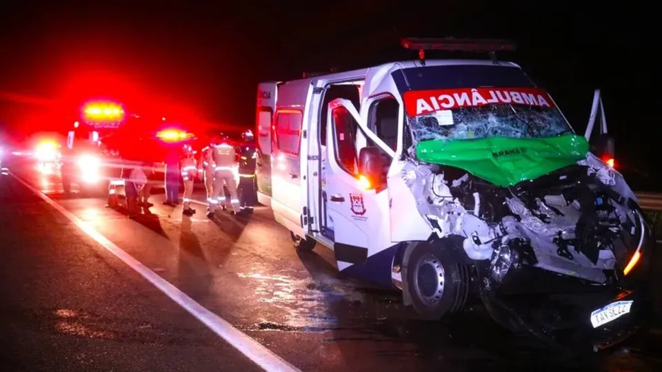 Ambulância colidiu com caminhão e mãe teve pontos da cesárea abertos; bebê precisou ser entubado.