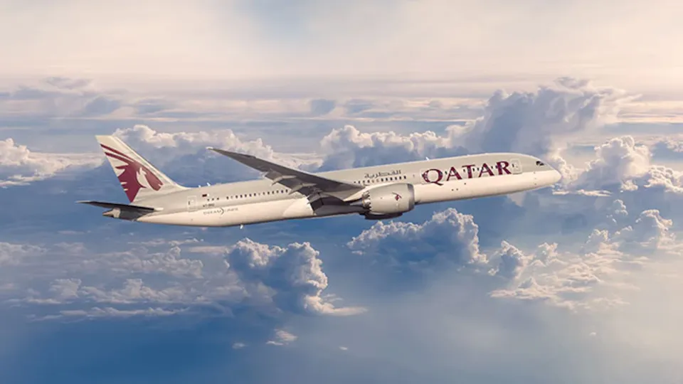 Durante um voo da Qatar Airways, casal é obrigado a conviver com o corpo de uma mulher que morreu inesperadamente.