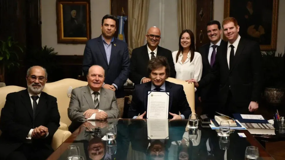 O presidente argentino recebeu a honraria em cerimônia marcada para agosto, em data a ser definida.
