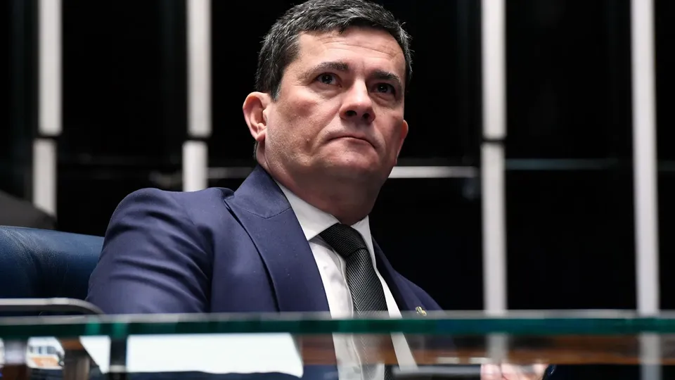 Pesquisa revela que ex-juiz federal é o favorito, seguido por Rafael Greca com 26%; confira os detalhes.