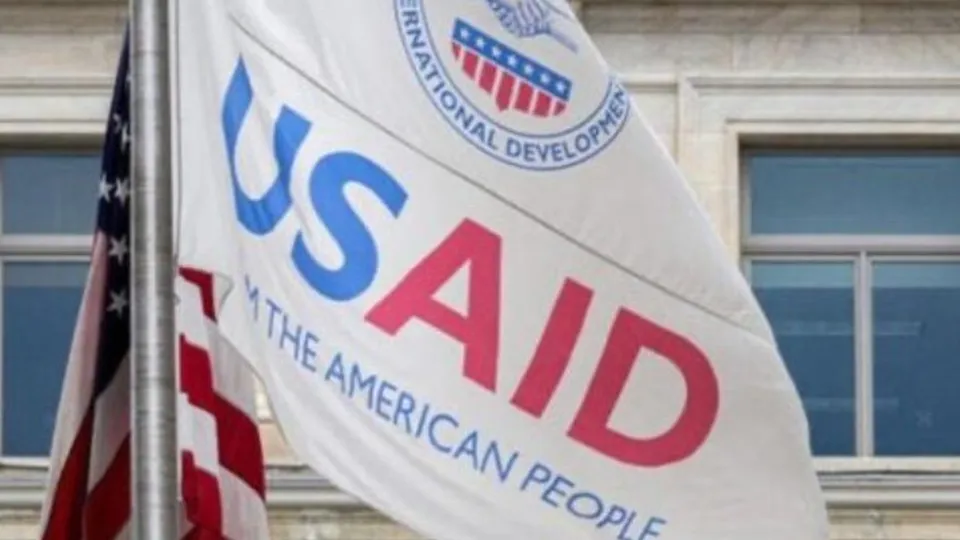 A administração Trump anunciou cortes drásticos na ajuda externa, afetando milhares de contratos da USAID e gerando polêmica.