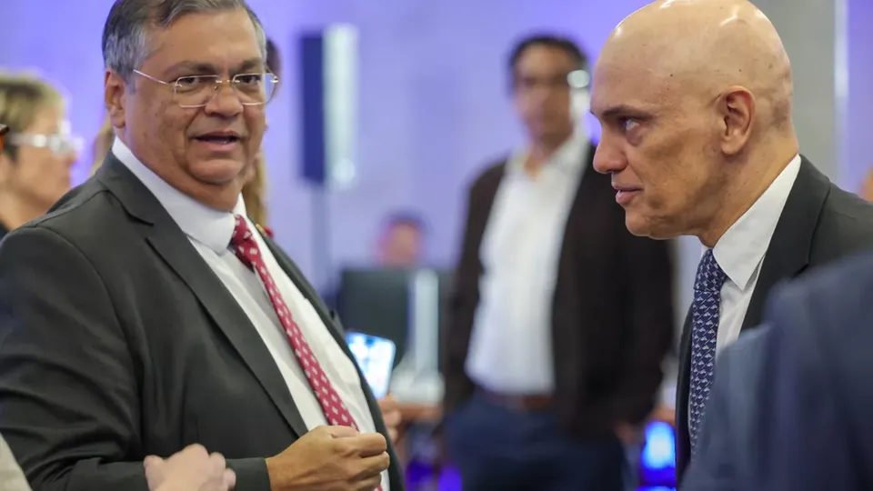 Ministro do STF se solidariza com colega e comenta projeto que pode barrar Moraes nos EUA.