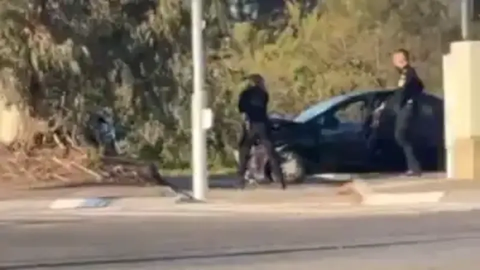 Incidente ocorreu em Karkur, deixando feridos graves; polícia captura suspeito após perseguição