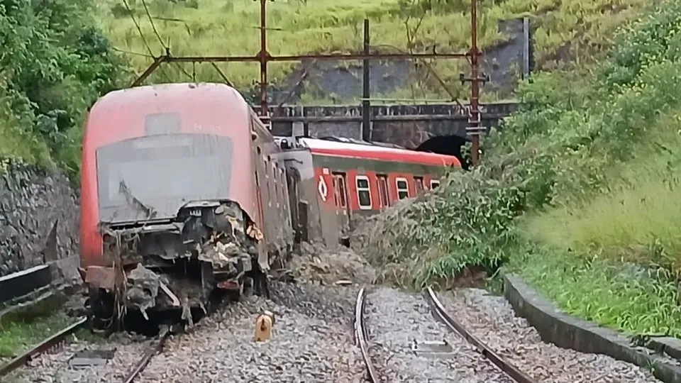 Incidente ocorreu próximo à Estação Botujuru, em Campo Limpo Paulista, e deixou maquinista ferido. Circulação está paralisada.