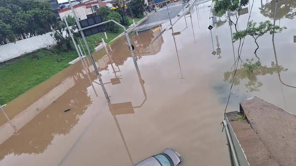 Defesa Civil emitiu alertas severos e extremos devido aos temporais que atingem a área.