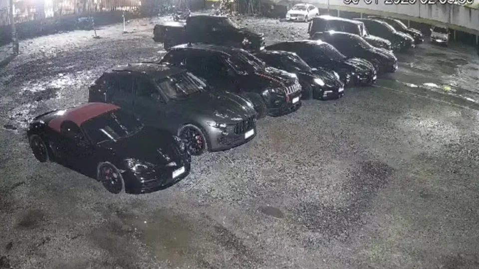 Homem foi detido por policiais após colidir um dos veículos de luxo furtados na Vila Olímpia.