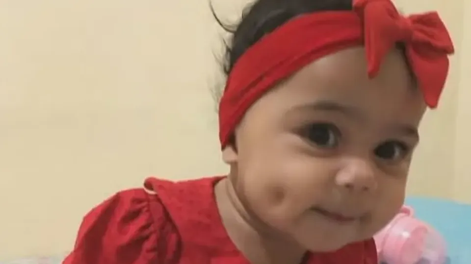 Maria Luiza Cravo da Silva foi levada pela babá e chegou sem vida à UPA; hematomas levantam suspeitas de maus-tratos.