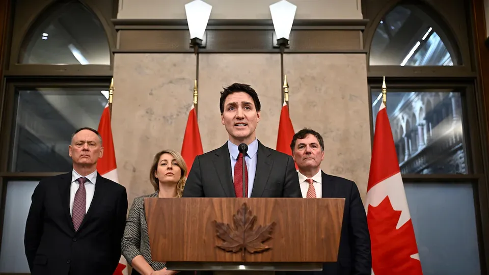 Justin Trudeau anunciou novas taxas em retaliação às tarifas impostas pelos EUA, afetando bilhões em comércio.