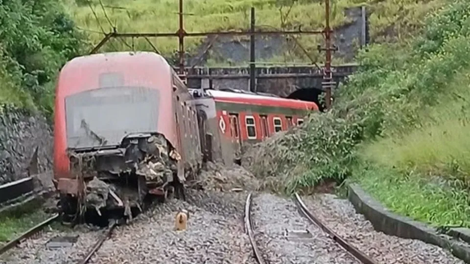 Circulação entre as estações Francisco Morato e Botujuru está suspensa; maquinista foi socorrido sem ferimentos graves.