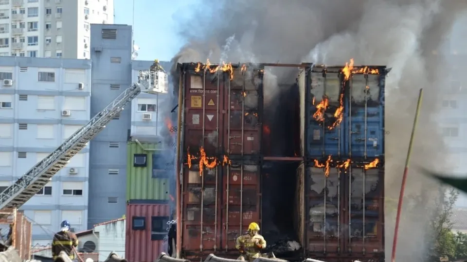 Um incêndio devastou um conjunto de contêineres no bairro Partenon, em Porto Alegre, neste sábado (1º). Bombeiros controlam as chamas.