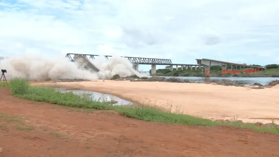 Estrutura desabou em dezembro de 2024, deixando 14 mortos e três desaparecidos; nova ponte deve ser entregue em um ano.