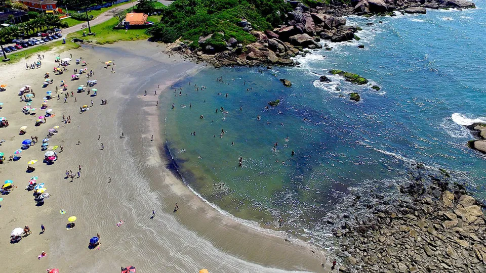 Cetesb aponta 61 praias inadequadas para banho, com Itanhaém liderando a lista. A qualidade da água é monitorada semanalmente.
