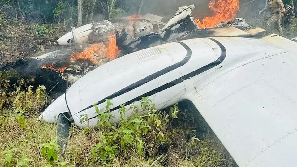 Aeronave foi detectada no Amazonas e os pilotos incendiaram o avião após pouso forçado.