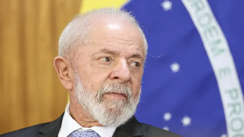 Levantamento revela que o presidente Luiz Inácio Lula da Silva (PT) lidera em todos os cenários, apesar da reprovação crescente.