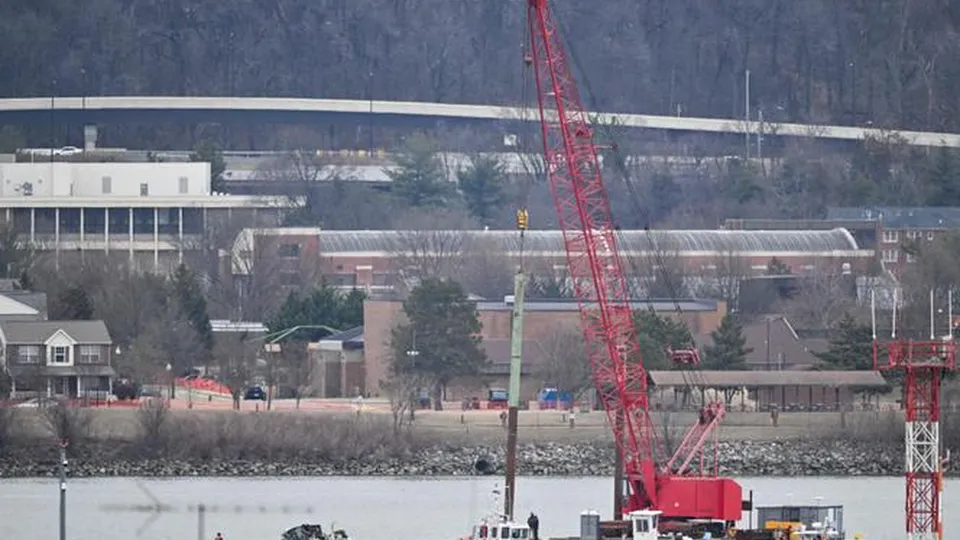 Operações de resgate no rio Potomac resultaram na identificação de 55 das 67 vítimas fatais do acidente aéreo.