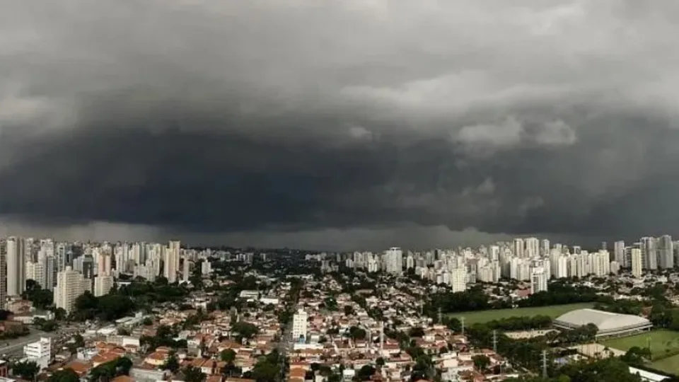 O final de semana foi marcado por intensas chuvas que causaram alagamentos e deslizamentos na capital paulista.