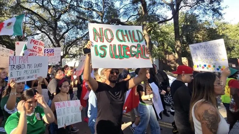 Centenas de membros da comunidade latina se manifestaram em Houston contra as deportações de imigrantes, clamando por justiça e respeito.