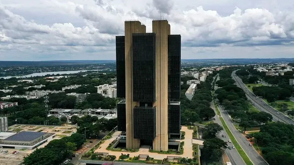 Relatório Focus traz novas estimativas para inflação e taxa de câmbio, refletindo incertezas econômicas.