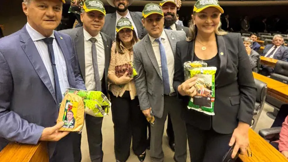 Durante a abertura do ano legislativo, parlamentares utilizaram bonés com mensagens políticas em protesto e apoio ao governo Lula.