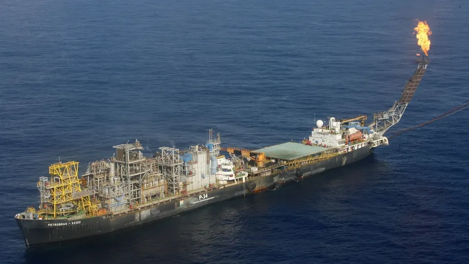 Os contratos futuros do petróleo tiveram alta, mas dados dos EUA e decisões da Opep restringem o avanço.