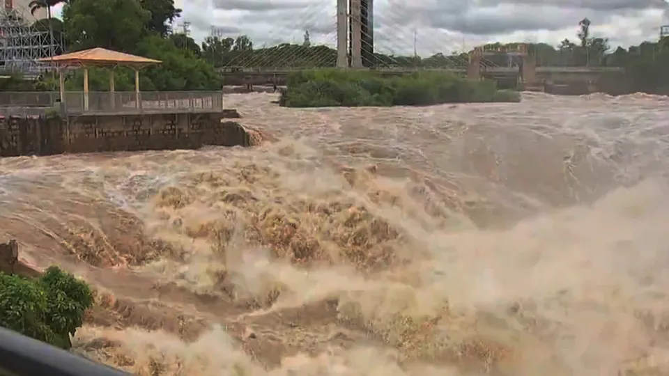 Com vazão de 1000 m³/s, rio extravasou e causou alagamentos em diversos pontos da cidade.