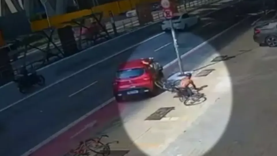 Incidente ocorreu após ciclista colocar a mão no capô do carro; motorista alegou medo de agressão.