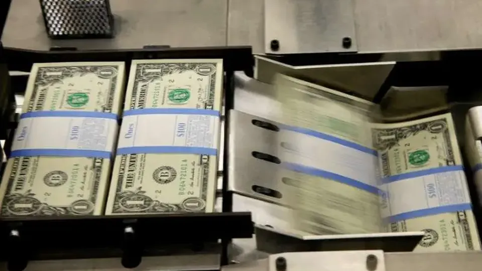 Na abertura desta terça-feira, dólar à vista se mantém estável, com investidores atentos ao conflito comercial e ata do BC.