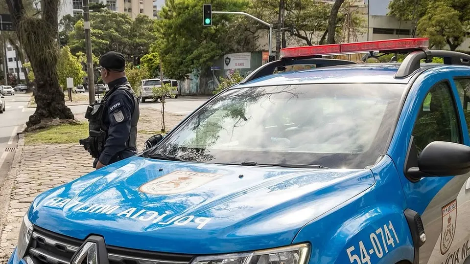 Na manhã desta terça-feira (4), um tiroteio deixou sete pessoas feridas nas proximidades da estação BRT Curral Falso, em Santa Cruz.