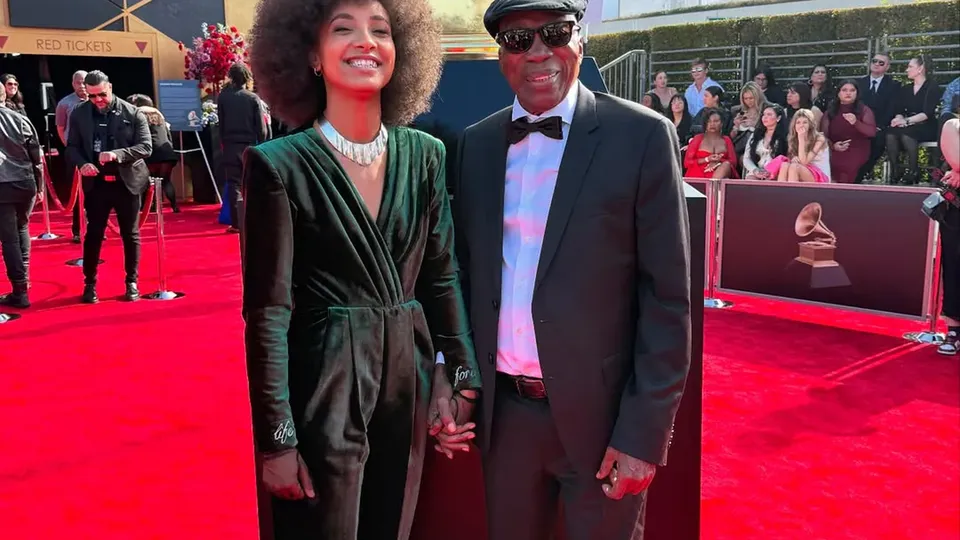 O cantor, indicado ao Grammy 2025, foi alocado em local inadequado durante o evento