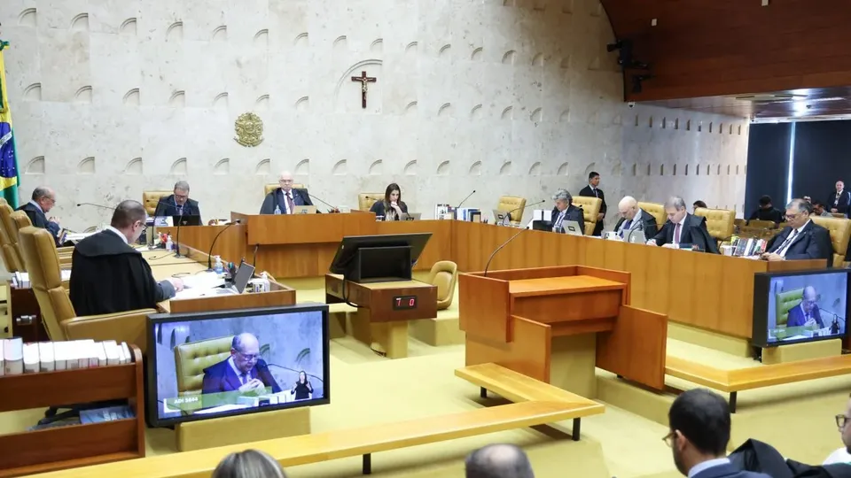 Por unanimidade, o Supremo Tribunal Federal decidiu que cabe à União legislar sobre normas gerais de educação e ensino.