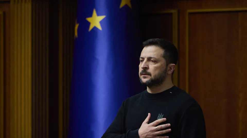 O presidente da Ucrânia, Volodymyr Zelensky, manifestou disposição para dialogar diretamente com Vladimir Putin, visando a paz.