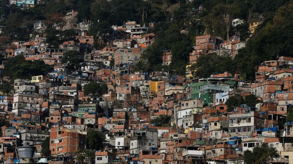 Ação do PSB questiona a política de segurança pública que, segundo o partido, incentiva a letalidade em favelas.