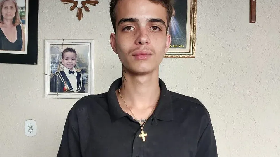 Gustavo Ferreira, de 20 anos, foi detido por não pagar pensão alimentícia, mesmo sem ter filhos; caso gera repercussão.