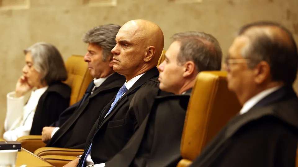 O Supremo Tribunal Federal reavalia a ADPF 635, que impõe restrições às operações policiais no Rio de Janeiro.