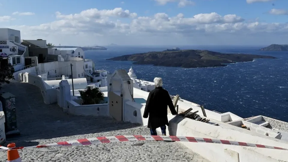 Centenas de pessoas deixaram Santorini devido a tremores que persistem por seis dias, aumentando o temor de um grande terremoto.