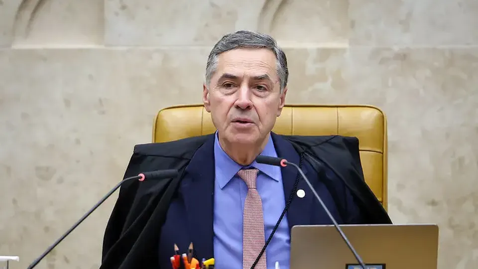 O presidente do STF, Luís Roberto Barroso, corrige informações sobre despesas do Judiciário após críticas nas redes sociais.