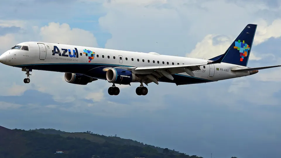 Um incidente de turbulência severa em voo da Azul causou ferimentos a uma comissária e pânico entre passageiros.