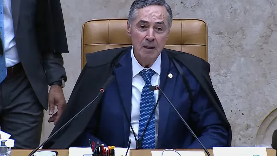 O presidente do STF, Luís Roberto Barroso, apresenta acessórios com símbolos da Corte para agradecer visitas.