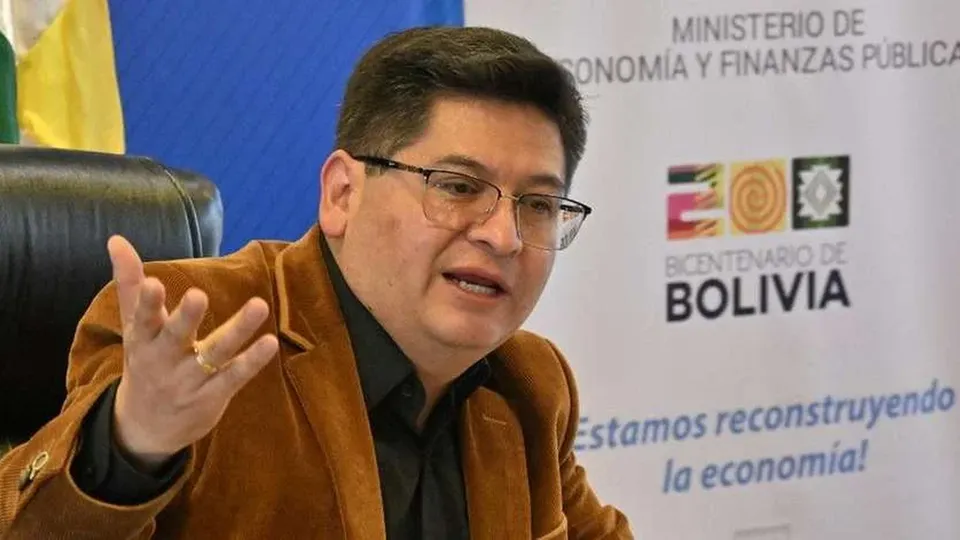 Com a escassez de dólares, governo boliviano recorre à venda de ouro para subsidiar combustíveis e enfrentar dificuldades financeiras.