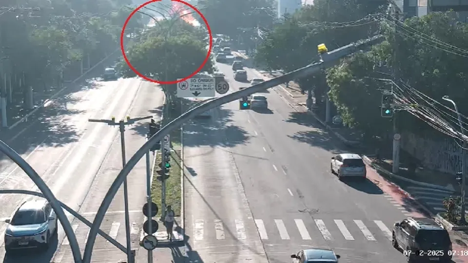 Aeronave, que decolou do Campo de Marte, caiu na Avenida Marquês de São Vicente e atingiu um ônibus.